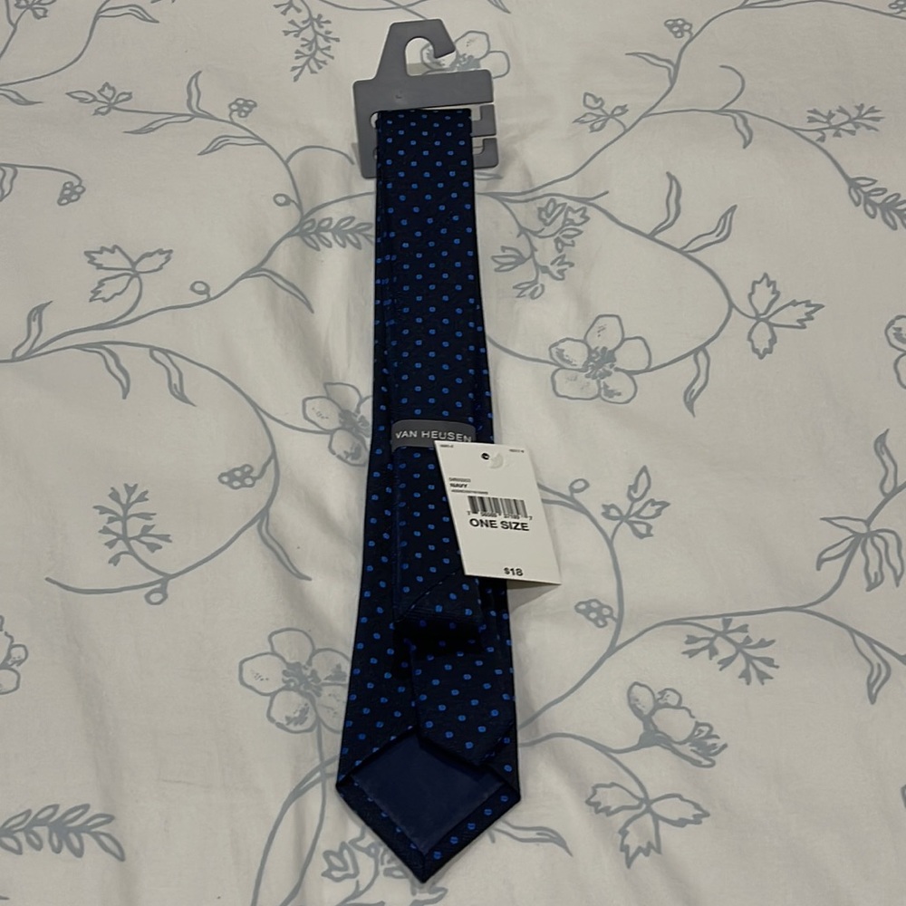 Van Heusen Tie - Picture 2 of 2